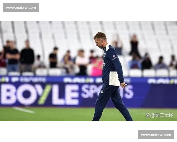 西汉姆联主场失利，球迷直呼：裁判判罚太离谱！